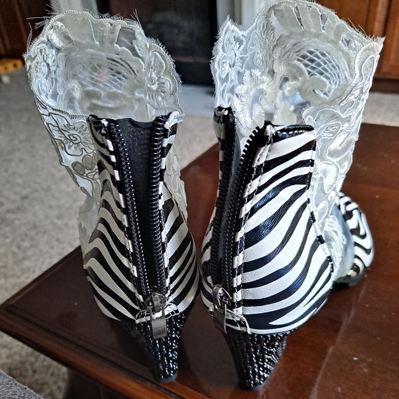 🦓 Open Toe Black & White Zebra Lace Bootie Block Heel 3" nwot - Picture 3 of 5